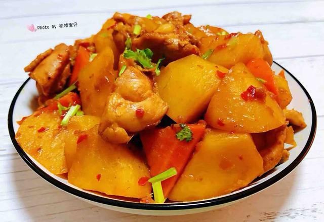  鸡肉|炖鸡时，千万不要直接焯水！教您1个妙招，鸡肉嫩滑，汤汁香浓