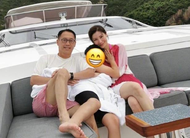 嘲没|最美港姐李嘉欣晒儿子近照！圆镜框大板牙太土，被嘲没遗传到妈妈！