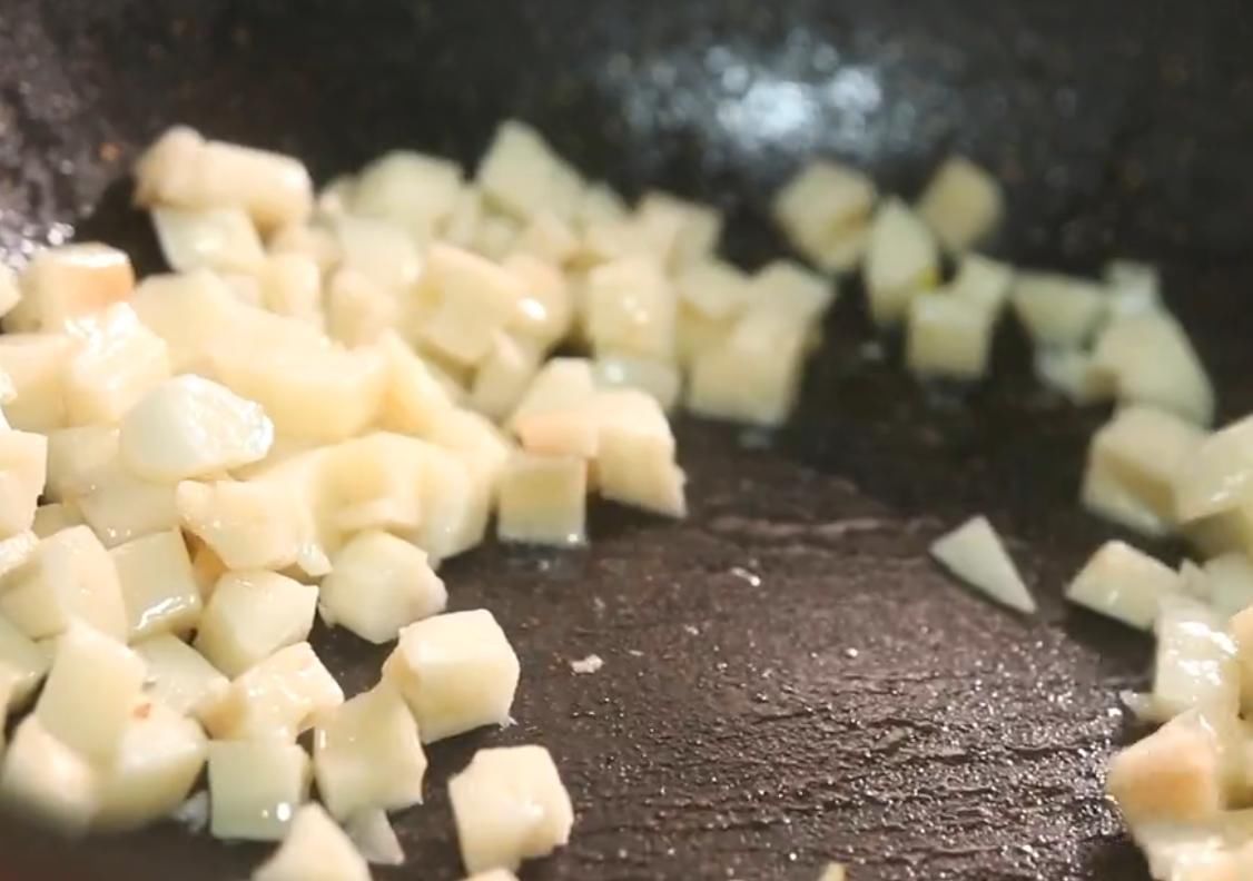 美味|家里孩子不爱吃莲藕,换个新吃法,鲜香美味,好吃到停不下来