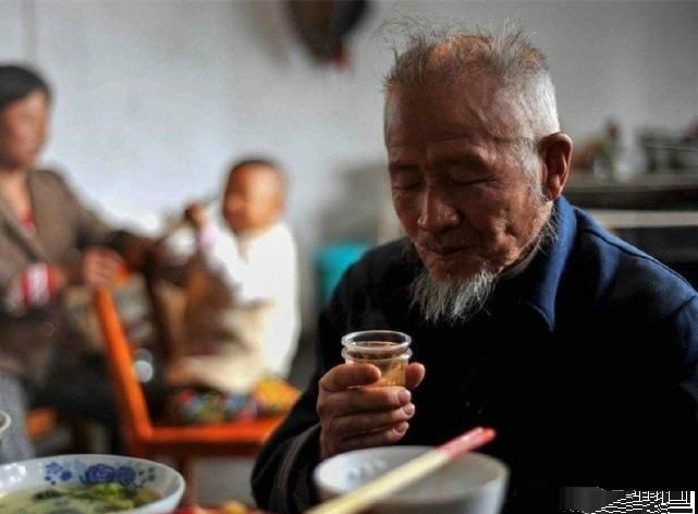 流浪|都是自己的家，却像在流浪，农村老人该不该吃“轮饭”？我们来看看