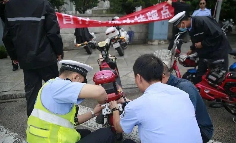 电动|一致好评丨招远交警冒雨走上街头帮电动自行车上牌!