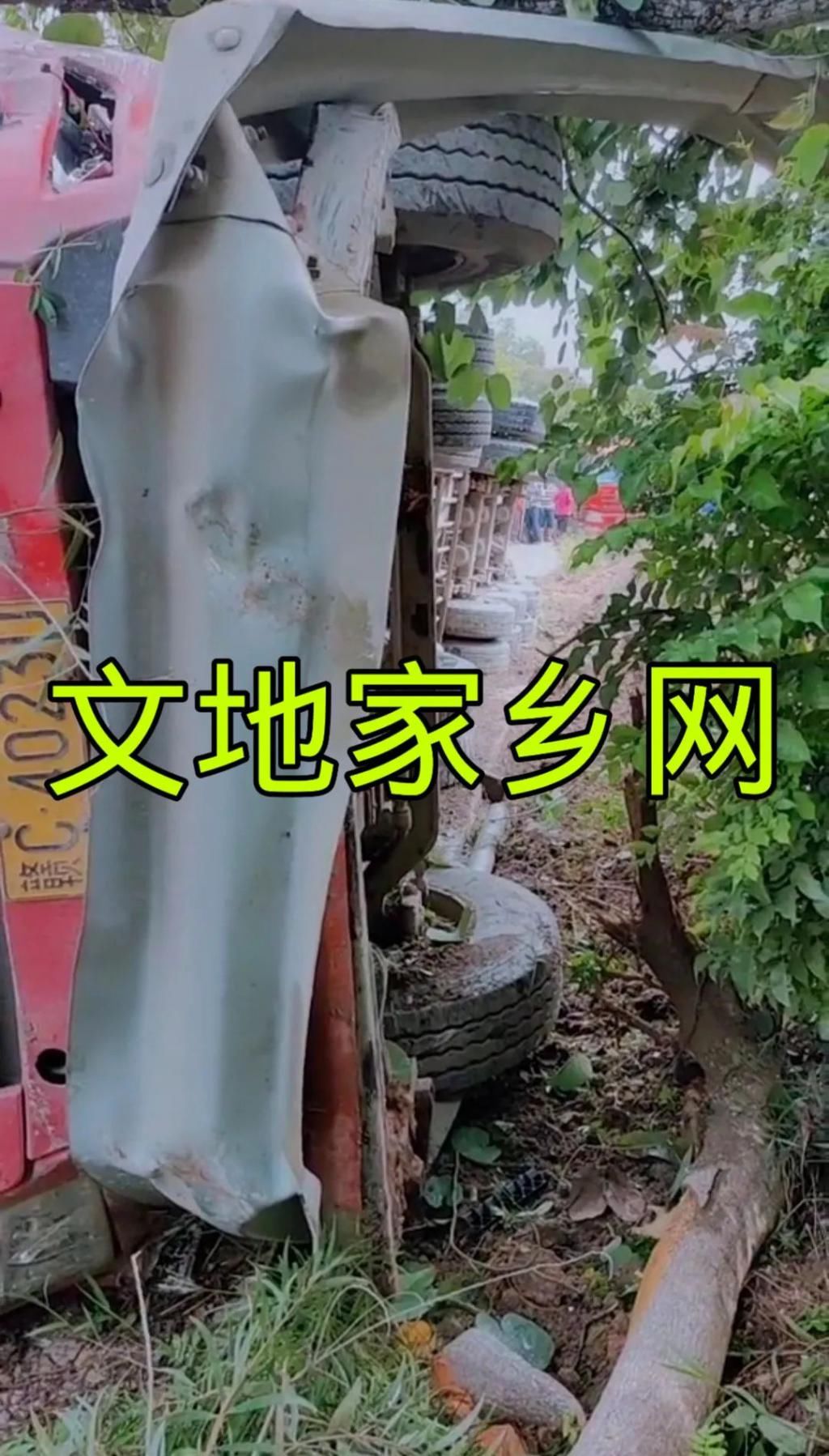  石垌|要紧！陆川石垌路段发生一起大货车翻车、损失惨重！