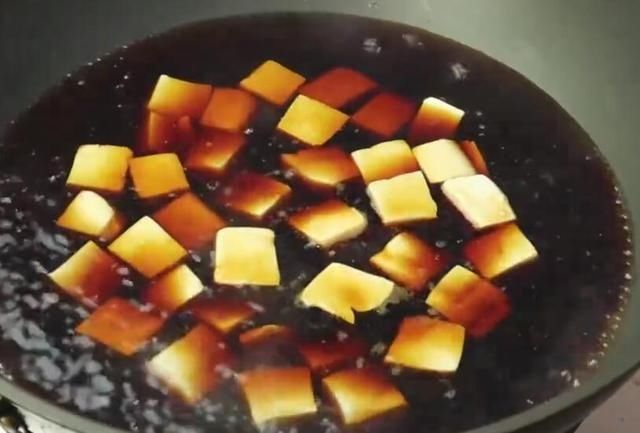 倒进锅里|做“麻婆豆腐”时别急着下锅炒,多做这一步,豆腐香嫩又入味!