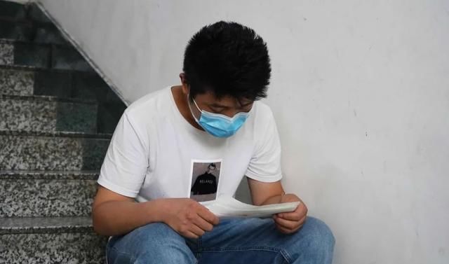  张影影|心疼，女童患病5个月双目失明坚持自己吃饭，因看不见急得大哭