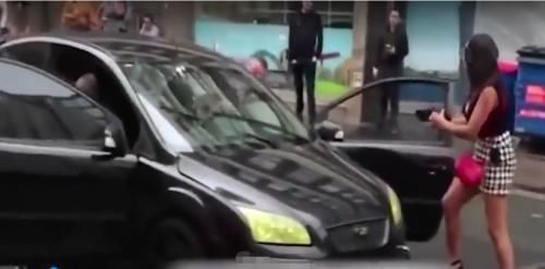 一脚|女司机拿高跟鞋砸车,不料对方比她更猛,一脚油门顶了上去