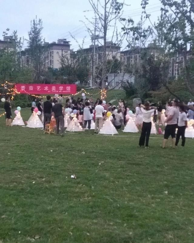 践踏|网友爆料：有人在洛神公园草坪上搞活动践踏绿地……