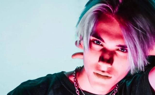 小哥|Lisa心头好牵手18岁男神小哥，人间芭比遗憾落选，粉丝哭了