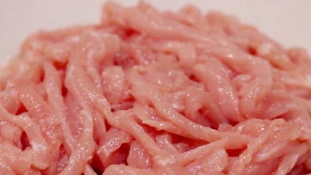  技巧|不管炒什么肉丝都不要直接下锅，教你2个小技巧，肉丝鲜嫩不粘锅