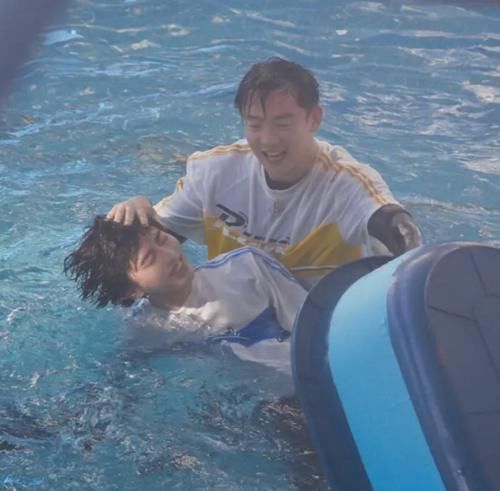  郑恺|蔡徐坤郑恺同时落水，发量却成最大亮点，21岁和34岁的区别