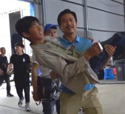  片场|明星片场休息在干嘛，鹿晗玩水枪，王源被公主抱，看到邓伦：秀恩爱呢？