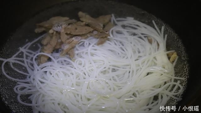 酸辣|你还在外面小摊上买米粉吃吗?教你一招,自己在家做,酸辣开胃