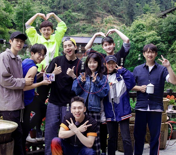 生活|《向往的生活》最新海报,何炅黄磊姿势可爱,谭松韵C位抢眼