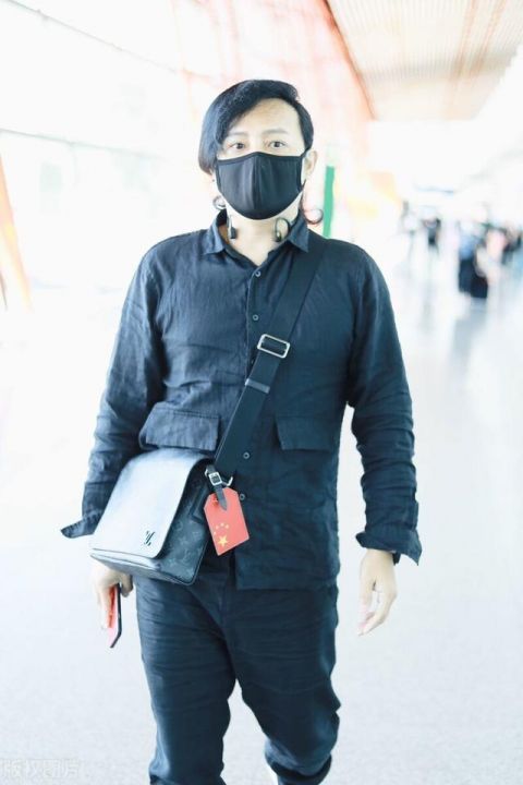 形象|陈志朋现身机场，穿搭黑色紧身却被发型吸引，妖娆妩媚成为新形象