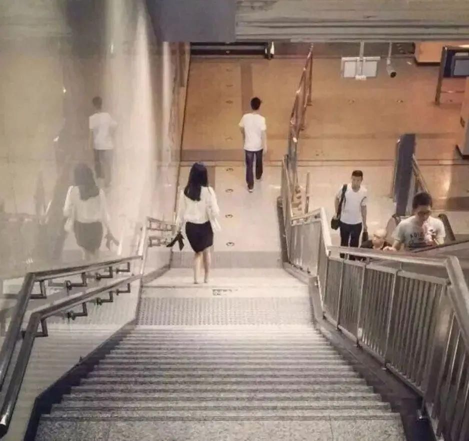 男子|凌晨1点，她被陌生男子尾随，结局泪崩：真的有人在朋友圈偷偷爱你