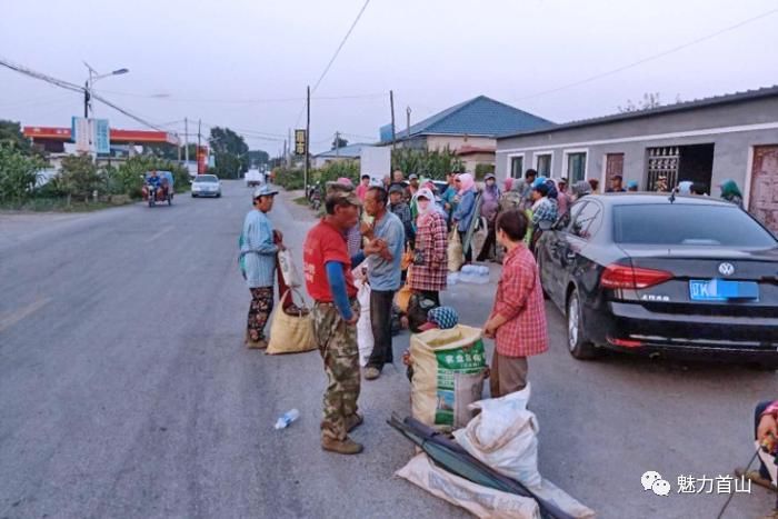  民警|重型货车变“客车”超载40人被查获