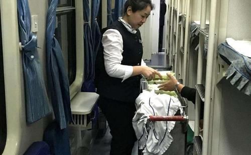 硬卧|火车买的硬卧下铺，发现被老人“占”了，高情商人这么处理