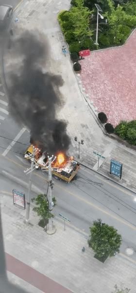  车辆|突发！阳关大道一车辆起火，车上有6个煤气罐！