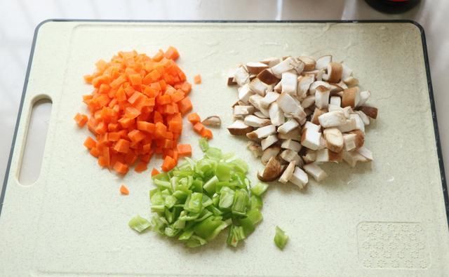  伏天|伏天别炒菜了，学会这个懒人焖饭，有菜有肉有饭，太适合懒人了！