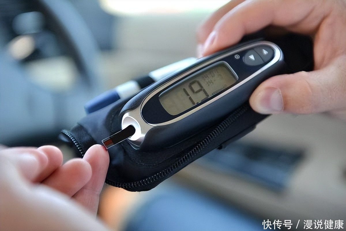 糖尿病人切勿贪凉要防夏季低血糖(炎炎夏日为何血糖反而低？若要想控制血糖，糖友们还需做好这3点)