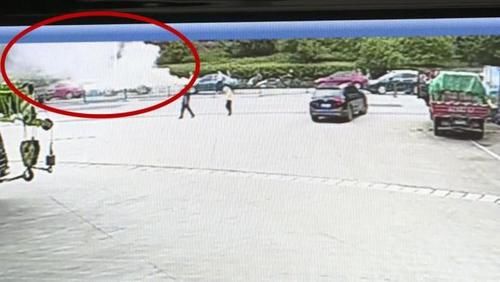  小车|加油站附近小车冒白烟，紧要关头……