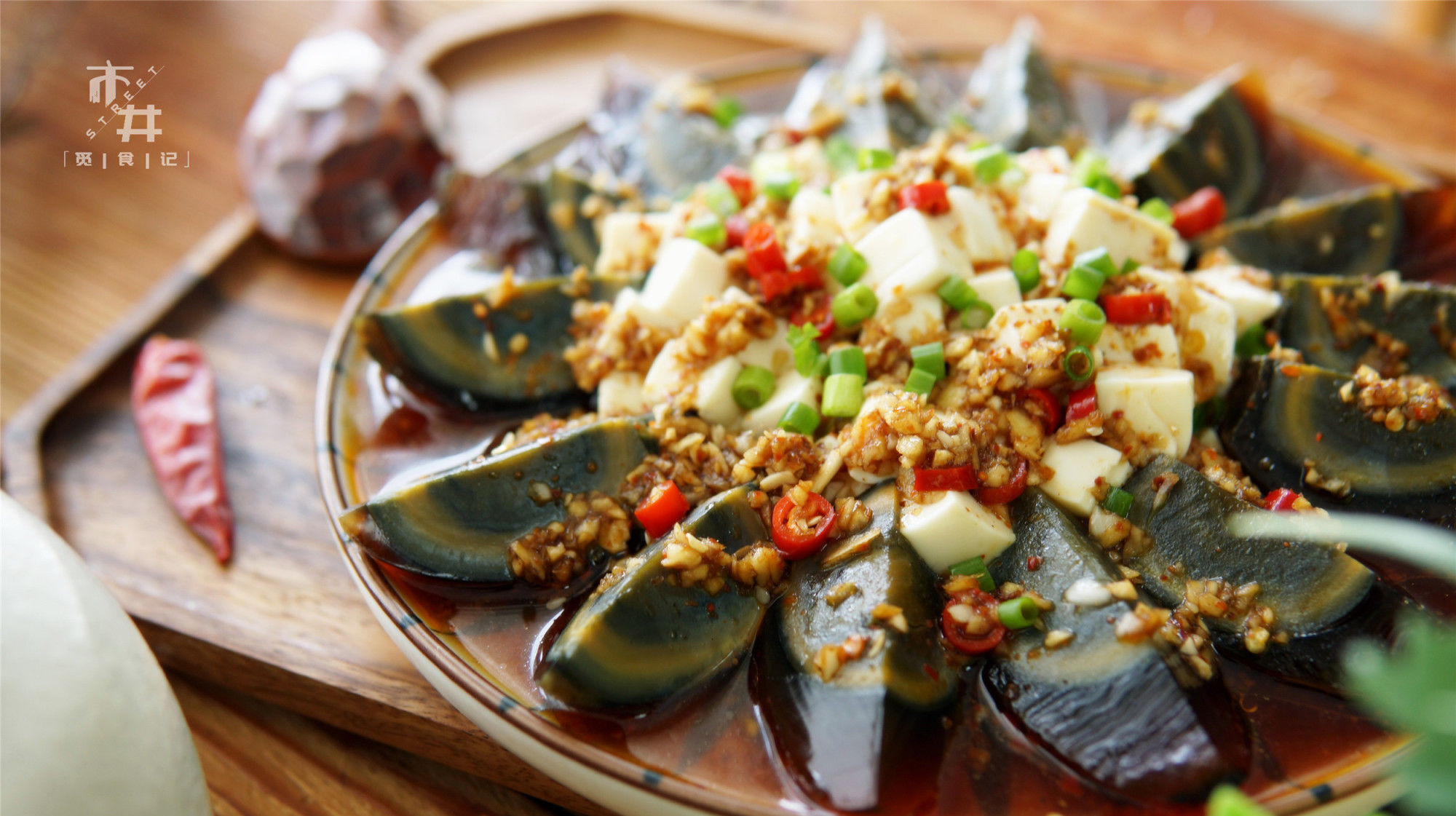 饭店|切松花蛋,直接用刀切就错了,饭店后厨这样做,溏心蛋也能切整齐