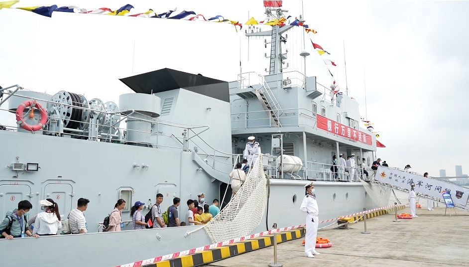 遇“舰”海军节！广州某军港迎近千军迷登舰艇参观