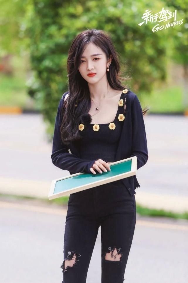  质疑|被质疑说假话、凹蠢萌人设，网友：她和鞠婧祎越来越像了？