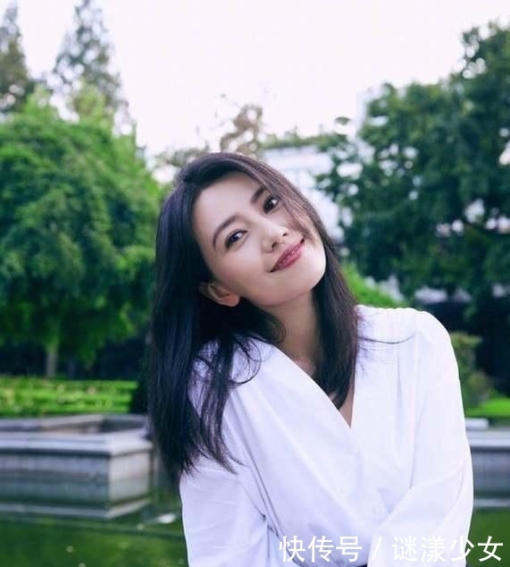 高圆圆|41岁高圆圆现身直播间 笑容甜美撩发动人,颜值盖过小6岁薇娅