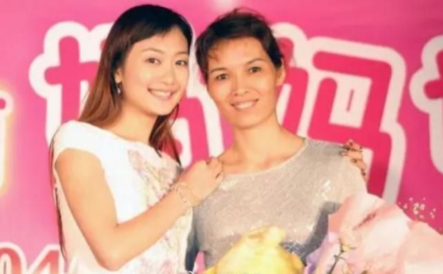 妈妈|王欧妈妈现身综艺,母女俩眉眼复制粘贴,是否整容一目了然