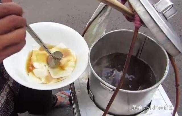 小编|大叔挑担卖美食,一份10元,一天只卖100份,识货的直接抬走