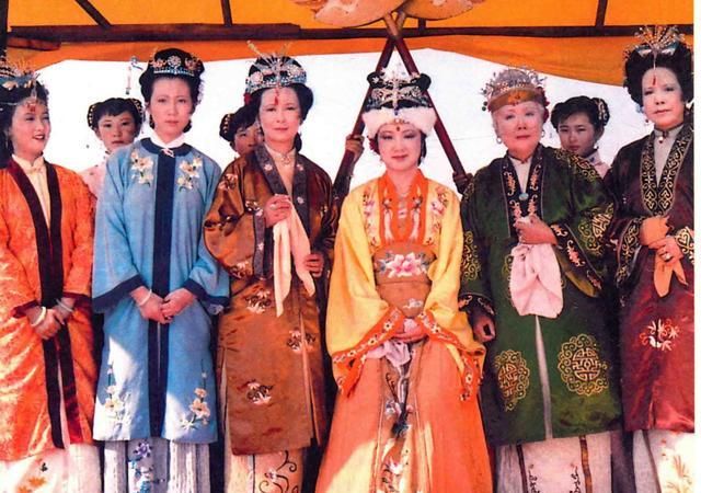  贾母|王熙凤卖乖讨巧，却触动贾母的怨愤往事，当众让王夫人下不来台