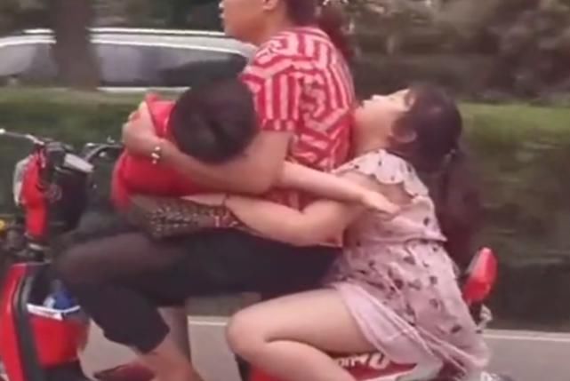  车主|单手骑电动车被查，怀里还抱着孩子，车主：再来一个也没问题