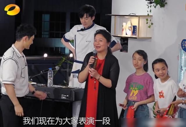 赵丽颖|中餐厅请特殊嘉宾表演节目,有谁注意赵丽颖在干啥?情商确实不高