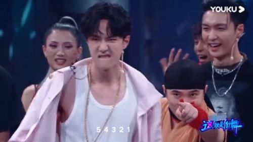  吓到|《街舞》小宝被王一博反撩，被撩到认怂，直接害羞开溜：脸红心跳