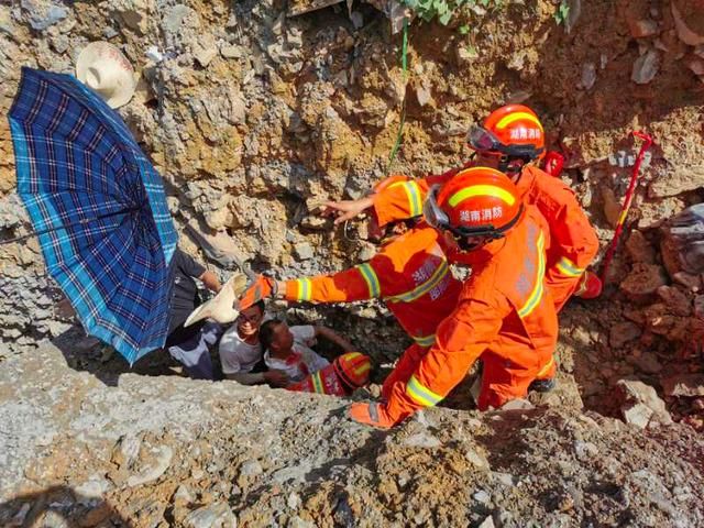  挖机|惊险一幕！挖机掩埋下水道，粗心司机忘了下面还有人……