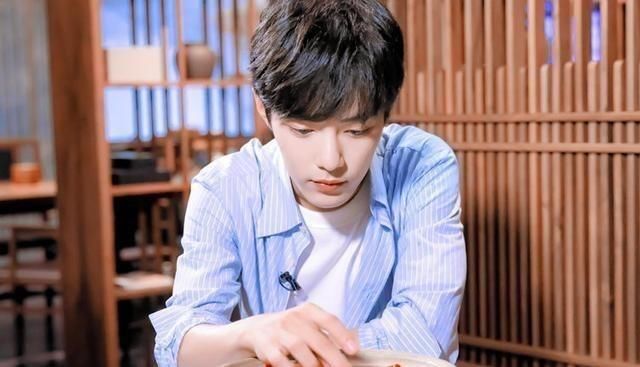  不少|肖战粉丝默默公益，黑粉却拉横幅搞“对立”，路人：字都写错了