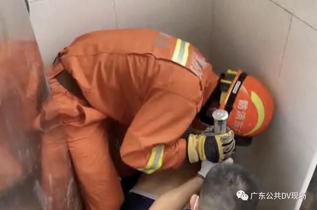  厕所|为了掏“金”，男子左手被卡厕所便池，趴在卫生间动弹不得