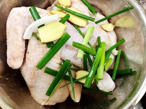  做法|鸡肉这么做，味道鲜美色泽金黄，做法简单还没有油烟，家人抢着吃