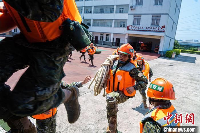 广西桂林武警官兵开展抗洪抢险应急演练