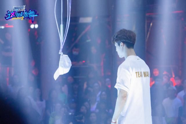  布布|《街舞3》中当王一博秀魔术“翻车”后有谁注意布布反应？太可爱