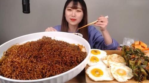 妹子|大胃王吃80斤“火鸡面”,桌上鸡蛋出卖了她,网友当我们傻吗