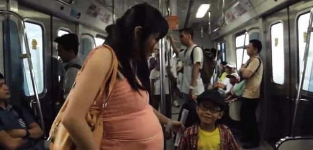 不已|老人嘲讽孕妇“不该坐公交”，小学生的几句话，让他羞愧不已