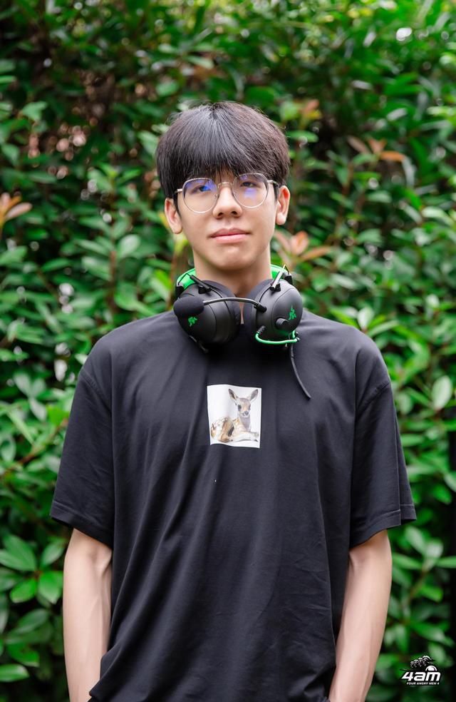  核心|从青涩到4AM核心，戴上这款耳机，小鹿变身PCL第一男模