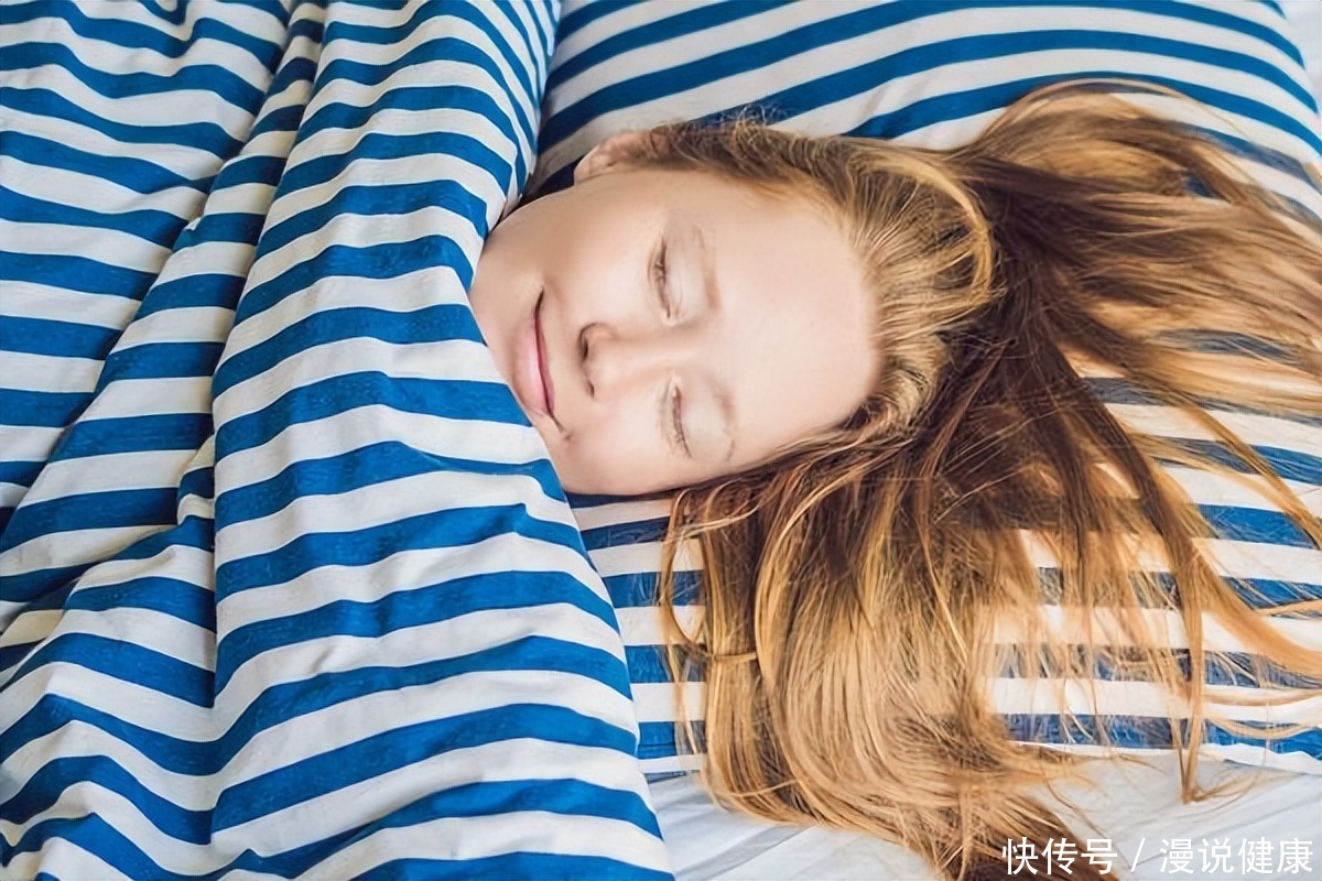 年轻人哪种睡姿最容易猝死(睡姿朝左睡会容易引起睡眠猝死？对于这4类人，还真需要避免)