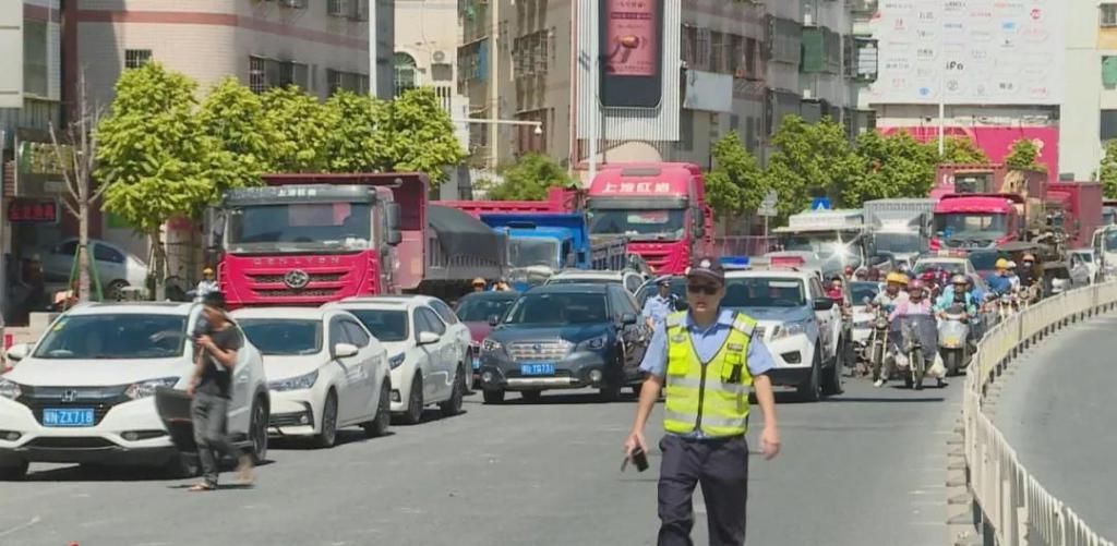  金山|金山大桥一小轿车撞倒护栏后翻车，所幸事故未造成人员伤亡