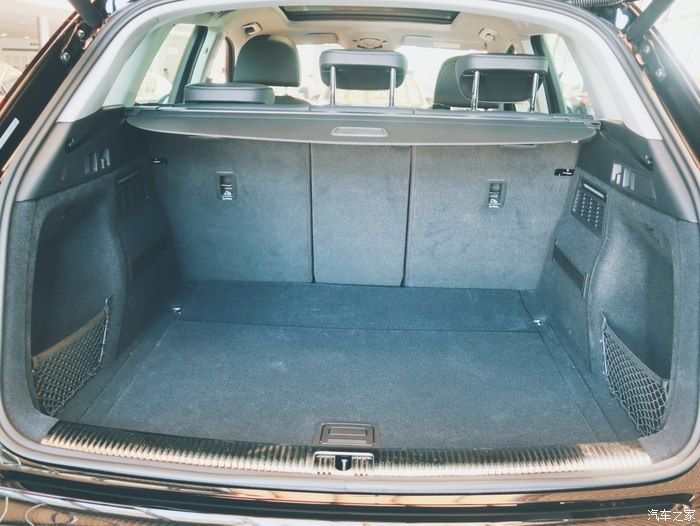  奥迪|奥迪Q5L看车，毕竟是SUV空间也更宽敞，更适合以后自驾