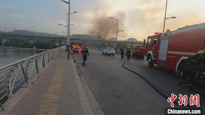  山西|山西寿阳一座桥上 消防员拎着喷火液化气罐紧急转移