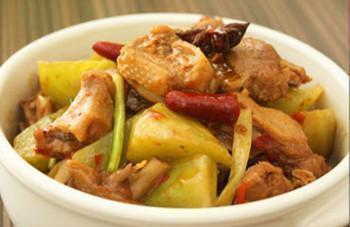 淀粉|家常菜推荐:莴笋烧鸭块、糖醋鸡片、筋头巴脑烧胡萝卜的做法