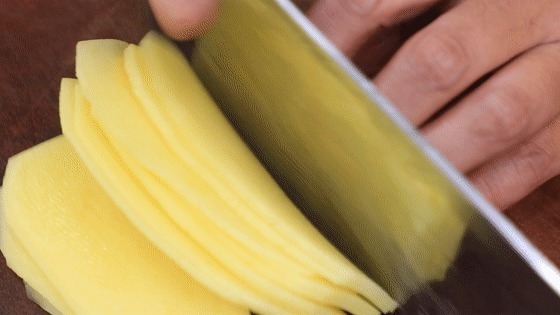 技巧|炒土豆丝前,用水冲洗就错了40年大厨教你3大技巧,脆爽不粘锅