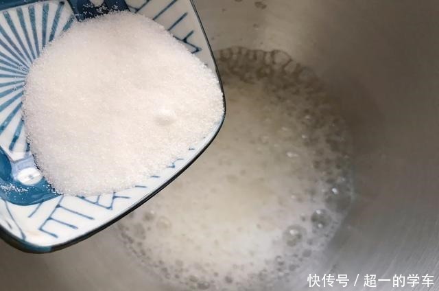 烘烤|一款好吃的双色蛋糕卷,咬一口还有香橙味,简单到1分钟学会做法